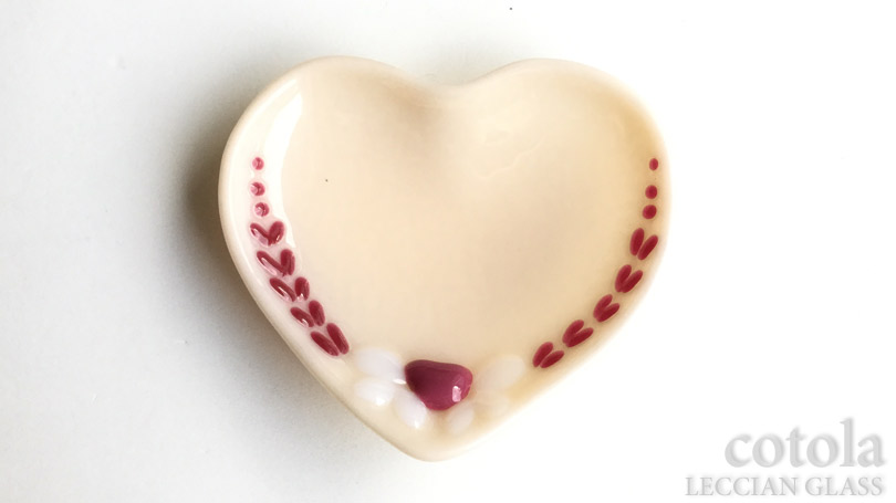 ハートのお皿　Tomoeさんガラスフュージング作品｜レチアンガラス資格認定講座